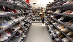 Trong khi thuế quan của Tổng thống Donald Trump sẽ làm tăng chi phí của hầu hết các loại quần áo và giày dép, mức tăng giá mạnh nhất sẽ là các mặt hàng cơ bản. Ảnh: AFP.