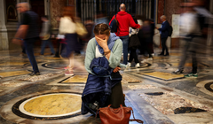 Một người phụ nữ bày tỏ lòng thương tiếc khi Đức Giáo hoàng Francis nằm trong Vương cung thánh đường Thánh Peter tại Vatican, ngày 25/4. Ảnh: Reuters.