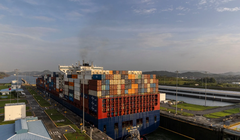 Một tàu hàng đang di chuyển qua kênh Panama. Ảnh: Bloomberg.