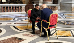 Tổng thống Mỹ Donald Trump và Tổng thống Ukraine Volodymyr Zelensky có cuộc nói chuyện riêng tư trong hôm 26/4. Ảnh: Getty.