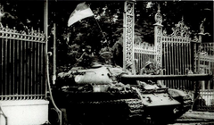 Bức ảnh Xe tăng Quân giải phóng tiến vào Dinh Độc Lập trưa 30/4/1975. Ảnh: Trần Mai Hưởng/TTXVN.