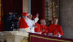 Đức Giáo hoàng Francis xuất hiện trên ban công trung tâm của Vương cung thánh đường Thánh Peter vào ngày 13/3/2013 tại Thành phố Vatican, Vatican. Ảnh: Getty.