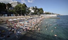 Người dân ở bãi biển Massandra tại thị trấn nghỉ mát Yalta bên bờ Biển Đen ở Crimea. Ảnh: Sputnik.