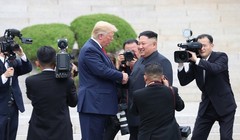 Nhà lãnh đạo Triều Tiên Kim Jong-un gặp Tổng thống Mỹ Donald Trump bên trong khu phi quân sự (DMZ), ngày 30/6/2019. Ảnh: Getty.