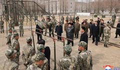 Nhà lãnh đạo Triều Tiên Kim Jong-un đang theo dõi một học viên tập luyện trong chuyến thăm Học viện Quân sự Kang Kon, tại Bình Nhưỡng, Triều Tiên, ngày 25/2. Ảnh: KCNA.