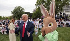 Tổng thống Mỹ Donald Trump, cùng với Thỏ Phục sinh, trò chuyện với khách mời trong Lễ lăn trứng tại Nhà Trắng vào ngày 21/4. Ảnh: Getty.