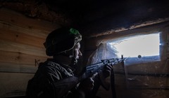 Một người lính Ukraine gần tiền tuyến vào ngày 21/4. Ảnh: Getty.