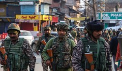 Lực lượng an ninh Ấn Độ tuần tra trên đường phố Pahalgam thuộc lãnh thổ liên bang Jammu và Kashmir của Ấn Độ, ngày 23/4. Ảnh: Getty.