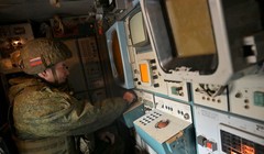 Một quân nhân Nga đang vận hành hệ thống tên lửa phòng không Tor. Ảnh: Sputnik.