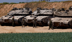 Xe tăng Israel được bố trí gần biên giới Israel-Gaza, tại Israel, ngày 18/3. Ảnh: Reuters.