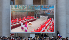 Mọi người xem màn hình tại Quảng trường Thánh Peter chiếu hình ảnh các hồng y bên trong Nhà nguyện Sistine, vào ngày đầu tiên của mật nghị bầu Giáo hoàng tiếp theo, tại Vatican, ngày 7/5. Ảnh: Reuters.