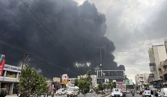 Khói bốc lên sau đòn không kích nhằm vào thủ đô Sanaa, Yemen ngày 6/5. Ảnh: Getty.