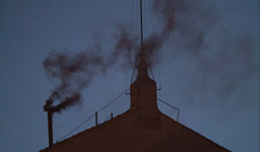 Khói đen bốc lên từ Nhà nguyện Sistine. Ảnh: The Independent.