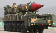 Một tên lửa Shaheen-III do Pakistan sản xuất có khả năng mang đầu đạn hạt nhân được trưng bày trong một cuộc diễu hành quân sự ở Islamabad vào ngày 23/3/2022. Ảnh: Getty.