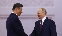 Tổng thống Nga Vladimir Putin bắt tay Chủ tịch Trung Quốc Tập Cận Bình trong buổi lễ chào mừng trước cuộc hội đàm tại Điện Kremlin ở Moscow, Nga, vào ngày 8/5. Ảnh: Reuters.