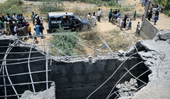 Người dân tụ tập khi cảnh sát kiểm tra hiện trường vụ UAV bị bắn hạ ở Karachi vào ngày 8/5. Quân đội Pakistan cho biết họ đã bắn hạ 25 UAV của Ấn Độ. Ảnh: AFP.