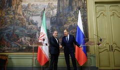 Bộ trưởng Ngoại giao Nga Sergei Lavrov và Bộ trưởng Ngoại giao Iran Abbas Araqchi bắt tay nhau trong cuộc họp báo sau cuộc hội đàm tại Moscow, Nga, ngày 18/4. Ảnh: Reuters.