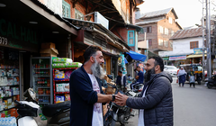 Người dân Kashmir chúc mừng nhau sau thông báo ngừng bắn giữa Ấn Độ và Pakistan, tại Srinagar, ngày 10/5, Ảnh: Reuters.