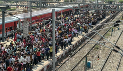 Những người di cư chờ đợi trên sân ga tại ga xe lửa Jammu Tawi ở Jammu, Kashmir do Ấn Độ quản lý vào ngày 10/5, trong bối cảnh căng thẳng biên giới giữa Ấn Độ và Pakistan sau vụ tấn công khách du lịch ở Kashmir. Ảnh: AFP.