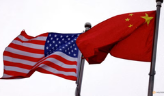 Cờ Trung Quốc và Mỹ tung bay bên ngoài tòa nhà của một công ty Mỹ tại Bắc Kinh, Trung Quốc vào ngày 8/4. Ảnh: Reuters.