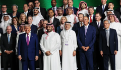 Tổng thống Donald Trump (dưới bên trái) và Jensen Huang (dưới bên phải) chụp ảnh cùng gia đình hoàng gia Arab Saudi và các nhà lãnh đạo công nghệ khác của Mỹ tại một diễn đàn đầu tư kinh doanh Saudi-Mỹ. Ảnh: Getty.