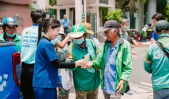 Những nụ cười mát lành giữa trưa hè từ xe nước miễn phí của Long Châu