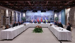 Các đại biểu Ukraine, Mỹ và Nga họp để đàm phán hòa bình Ukraine-Nga tại văn phòng Tổng thống Thổ Nhĩ Kỳ tại Cung điện Dolmabahce vào ngày 16/5. Ảnh: Getty.