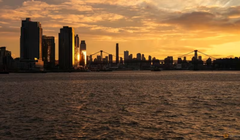 Các tòa nhà ven sông ở Williamsburg thuộc quận Brooklyn, thành phố New York, Mỹ. Ảnh: Reuters.