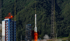 Một tên lửa Trường Chinh-3B mang theo một cụm vệ tinh BeiDou phóng đi từ một địa điểm phóng ở phía tây nam Trung Quốc vào năm ngoái. Ảnh: Xinhua.