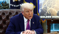 Tổng thống Mỹ Donald Trump đưa ra thông báo về lá chắn phòng thủ tên lửa "Vòm Vàng" tại Phòng Bầu dục của Nhà Trắng ngày 20/5. Ảnh: Reuters.