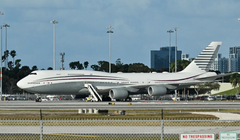 Bức ảnh chụp ngày 15/2 cho thấy chiếc Boeing 747 trên đường băng của sân bay quốc tế Palm Beach sau khi Tổng thống Mỹ Donald Trump tham quan máy bay. Ảnh: AFP.