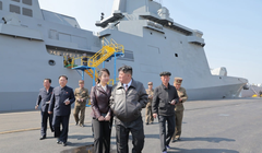 Lãnh đạo Triều Tiên Kim Jong-un thăm tàu ​​chiến Choe Hyon tại một địa điểm không được tiết lộ ở Triều Tiên vào ngày 29/4. Ảnh: KCNA.