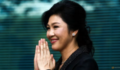Cựu Thủ tướng Thái Lan Yingluck Shinawatra chào đón những người ủng hộ khi bà đến Tòa án Tối cao ở Bangkok, Thái Lan, vào ngày 1/8/2017. Ảnh: Reuters.
