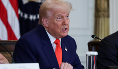 Tổng thống Mỹ Donald Trump khiến thị trường thế giới chao đảo sau khi dọa áp thuế EU và Apple. Ảnh: Reuters.