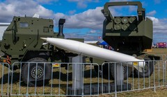 Hệ thống tên lửa pháo binh cơ động cao (HIMARS) do Mỹ sản xuất được trưng bày trong một triển lãm quốc phòng. Ảnh: RT.