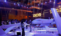 Khách tham quan kiểm tra máy bay chiến đấu không người lái (UCAV) Shahpar của Global Industrial & Defence Solutions (GIDS) tại Triển lãm và Hội thảo Quốc phòng Quốc tế (IDEAS 2024) tại Karachi, Pakistan ngày 21/11/2024. Ảnh: Reuters.