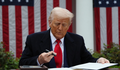 Tổng thống Mỹ Donald Trump ký lệnh hành pháp về thuế quan tại Vườn Hồng thuộc Nhà Trắng ngày 2/4. Ảnh: Reuters.