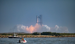 Tên lửa SpaceX Starship phóng từ Starbase, Texas, nhìn từ Đảo South Padre trong hôm 27/5. Ảnh: AFP.