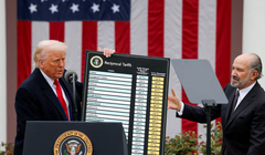 Tòa phúc thẩm Mỹ đã khôi phục lại thuế quan của Tổng thống Donald Trump. Ảnh: Reuters.