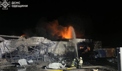 Một cơ sở bị cháy sau đòn tấn công của Nga. Ảnh: Kyiv Post.