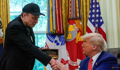 Elon Musk nhận chìa khóa vàng từ Tổng thống Mỹ Donald Trump tại Phòng Bầu dục ở Nhà Trắng ở Washington DC, ngày 30/5. Ảnh: Reuters.