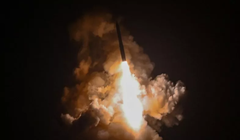 Một tên lửa đạn đạo xuyên lục địa Minuteman III của Mỹ được phóng trong một cuộc thử nghiệm tại Căn cứ Không gian Vandenberg ở California vào ngày 21/5. Ảnh: Newsweek.