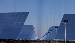 Dự án phát điện nhiệt mặt trời 100MW ở Đôn Hoàng, tỉnh Cam Túc, Trung Quốc. Ảnh: Reuters.