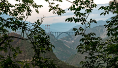 Bức ảnh được chụp vào ngày 6/7/2024 cho thấy toàn cảnh cầu Chenab, cầu vòm đường sắt cao nhất thế giới ở bang Jammu và Kashmir do Ấn Độ quản lý. Ảnh: AFP.