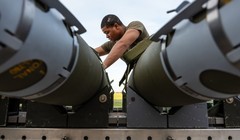 Một phi công đang chuẩn bị bom GBU-38 để lắp vào máy bay ném bom tàng hình B-2 Spirit. Ảnh: Không quân Mỹ.