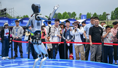 Du khách xem một chú robot biểu diễn trong lễ hội robot thế giới ở Vũ Hán tuần này. Ảnh: Xinhua.
