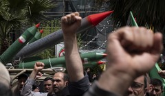 Tên lửa giả được trưng bày trong một cuộc biểu tình ở trung tâm thành phố Tehran, Iran, vào ngày 9/4. Ảnh: Getty.