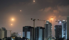 Mưa tên lửa Iran dội xuống Tel Aviv . Ảnh: Reuters.