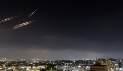 Tên lửa phóng từ Iran bị đánh chặn, nhìn từ thành phố Ashkelon, Israel. Ảnh: Reuters.