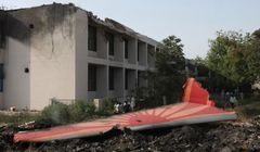 Mảnh vỡ của một chiếc Boeing 787 Dreamliner nằm tại địa điểm máy bay Air India bị rơi ở Ahmedabad vào ngày 12/6. Ảnh: Reuters.